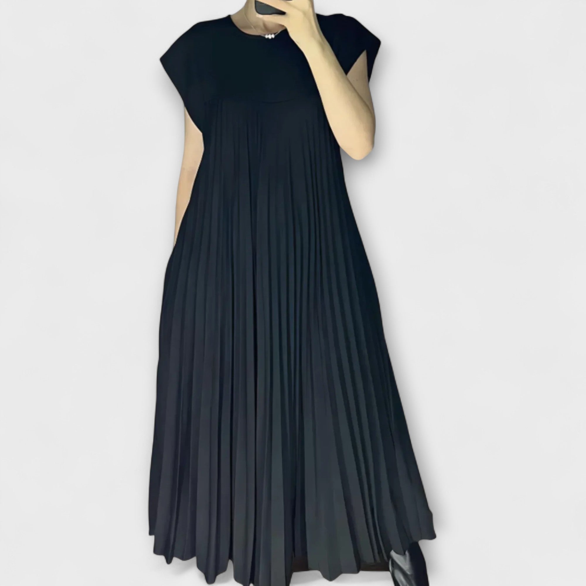 Zairelle – Elegant Pleated Dress
